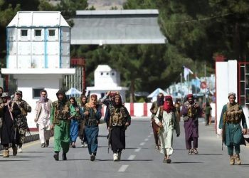 Hàng loạt rocket nã vào sân bay Kabul