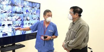 Thủ tướng kiểm tra đường dây nóng hỗ trợ y tế, an sinh ở Bình Dương