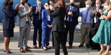 Phó tổng thống Mỹ tới sân bay Nội Bài, kết thúc chuyến thăm Việt Nam