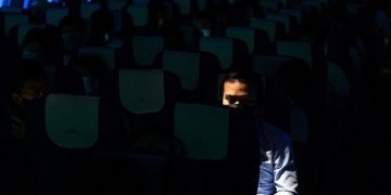 Người dân đã tiêm vaccine được đi máy bay, tàu hỏa