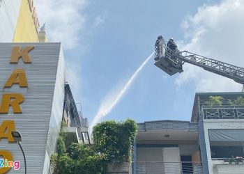 Cháy quán karaoke ở TP.HCM, cảnh sát điều xe thang dập lửa