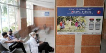 Tạm quên Pfizer và Moderna, các nước thay đổi chiến lược ‘săn’ vaccine