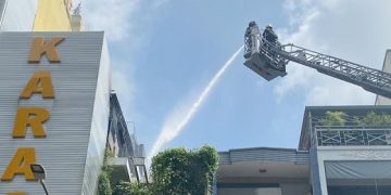 Cháy quán karaoke ở TP.HCM, cảnh sát điều xe thang dập lửa