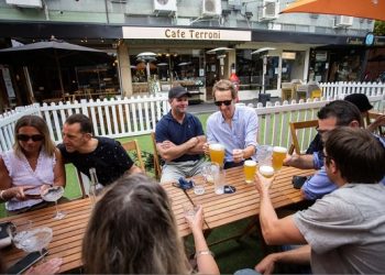 Giáo sư Australia: Nếu dân chủ quan, dịch bệnh có thể bùng lại