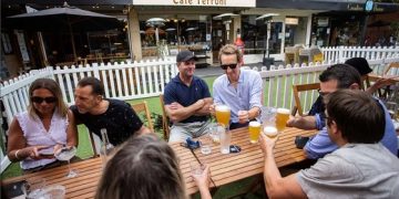 Giáo sư Australia: Nếu dân chủ quan, dịch bệnh có thể bùng lại