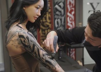 Phụ nữ xăm mình