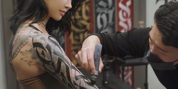 Phụ nữ xăm mình