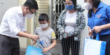 Trao 100 suất học bổng cho trẻ gặp khó khăn tại TP.HCM