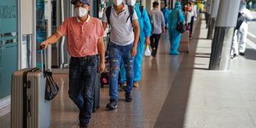 Những hành khách đầu tiên bay thương mại từ TP.HCM sau dịch