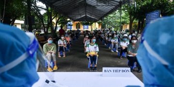 Ngày đầu tiêm vaccine Covid-19 cho học sinh tại Việt Nam