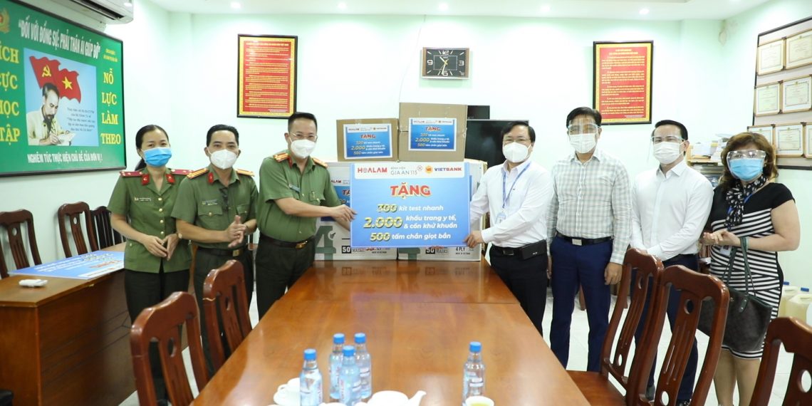BỆNH VIỆN GIA AN 115, TẬP ĐOÀN HOA LÂM VÀ VIETBANK HỖ TRỢ CÔNG AN QUẬN 1 TRONG CÔNG TÁC PHÒNG, CHỐNG DỊCH COVID-19