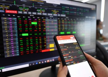 Không chỉ cá nhân, công ty lớn cũng đổ xô mua chứng khoán