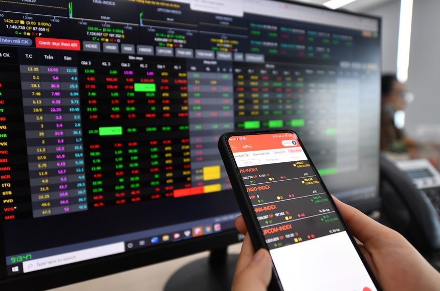 Không chỉ cá nhân, công ty lớn cũng đổ xô mua chứng khoán