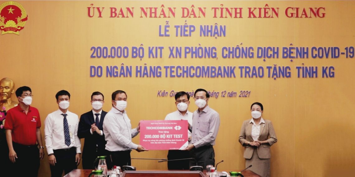 TECHCOMBANK TRAO TẶNG 200.000 BỘ KIT TEST COVID 19 TRỊ GIÁ HƠN 13,2 TỶ ĐỒNG ĐẾN TỈNH KIÊN GIANG