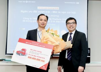 TECHCOMBANK TRAO THƯỞNG Ô TÔ VINFAST CHO DOANH NGHIỆP MAY MẮN