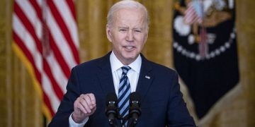 Tổng thống Mỹ Biden bất lực với giá dầu