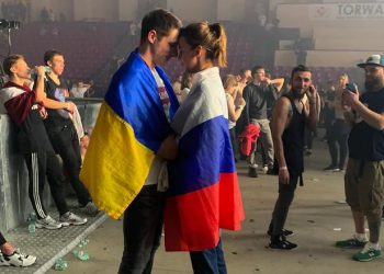 Sự thật về bức ảnh đôi trẻ Nga – Ukraine tựa đầu vào nhau