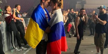 Sự thật về bức ảnh đôi trẻ Nga – Ukraine tựa đầu vào nhau