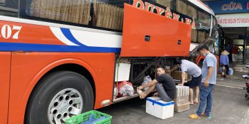 Chủ xe khách ở TP.HCM điêu đứng