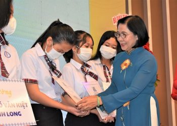 CÔNG TY PHÚ MỸ HƯNG VÀ QUỸ ĐINH THIỆN LÝ TRAO TẶNG HỌC BỔNG HƠN 8,28 TỶ ĐỒNG