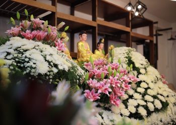 Mua hoa góp tấm lòng làm từ thiện