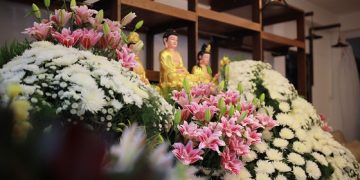 Mua hoa góp tấm lòng làm từ thiện