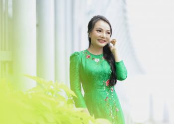 BTV MC THẢO VY DỊU DÀNG VỚI ÁO DÀI TRUYỀN THỐNG