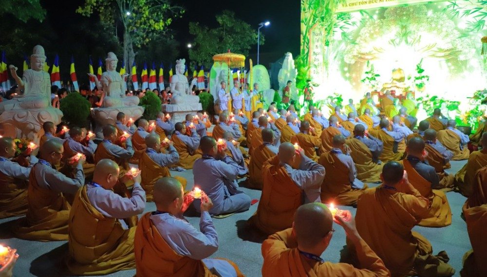 Trang nghiêm lễ Thắp nến tưởng niệm Đức Thánh Tổ Đại Ái Đạo & chư Tôn đức Ni tiền bối hữu công Phật Giáo Việt Nam
