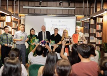 Đại sứ Phần Lan tham dự ra mắt sách Lửa trời đuôi cáo