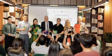 Đại sứ Phần Lan tham dự ra mắt sách Lửa trời đuôi cáo