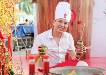 BTV TUẤN DUY ĐƯỢC NGHỆ NHÂN DẠY GÓI BÁNH TÉT TẠI TẾT TÂY ĐÔ