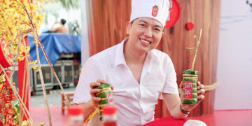 BTV TUẤN DUY ĐƯỢC NGHỆ NHÂN DẠY GÓI BÁNH TÉT TẠI TẾT TÂY ĐÔ