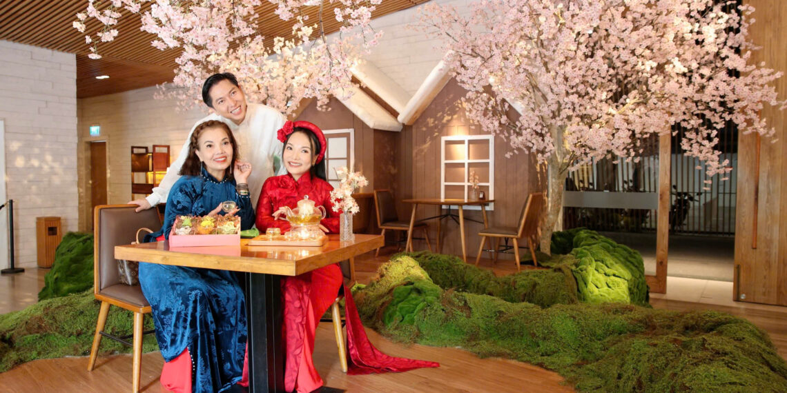 BTV TUẤN DUY SUM VẦY TRONG BỘ ẢNH TẾT VỚI HOA HẬU TIẾN HÀ VÀ BTV THẢO VY