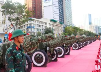 Người dân hào hứng chụp hình bên dàn pháo lễ được lắp đặt ở bến Bạch Đằng