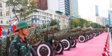 Người dân hào hứng chụp hình bên dàn pháo lễ được lắp đặt ở bến Bạch Đằng