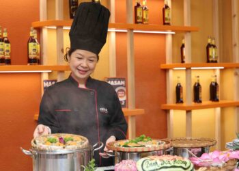 NGHỆ NHÂN TẠ OANH VÀ HÀNH TRÌNH GÌN GIỮ HƯƠNG VỊ DÂN GIAN TRONG BÁNH DƯA HƯỜNG