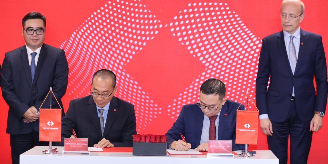 Techcombank phân phối sản phẩm Techcom Life, bước tiến mới cho hệ sinh thái tài chính – bảo hiểm liền mạch