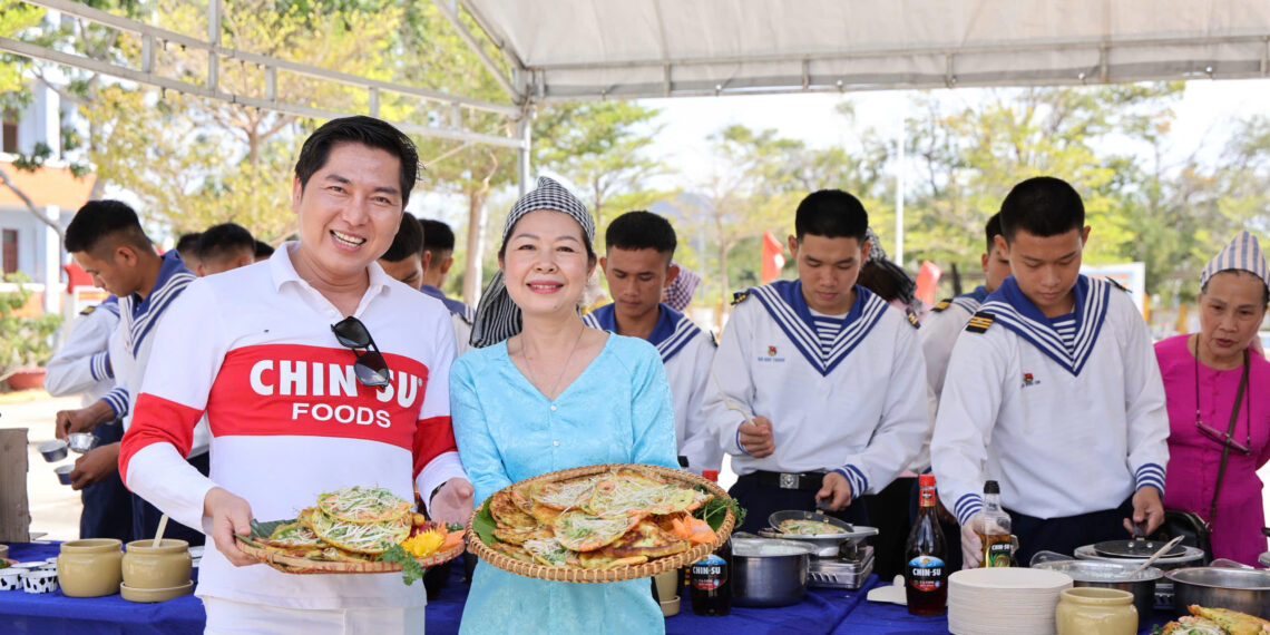 BTV TUẤN DUY – NGHỆ NHÂN BÁNH DÂN GIAN OANH TẠ ĐEM BÁNH XÈO, BÁNH DƯA HƯỜNG ĐẾN VỚI CHIẾN SĨ LỮ ĐOÀN 957, HẢI QUÂN VÙNG 4 CAM RANH