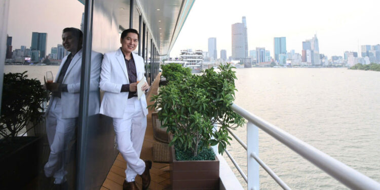 BTV TUẤN DUY TRẢI NGHIỆM DU THUYỀN NGHỈ DƯỠNG QUA ĐÊM TRÊN SÔNG SÀI GÒN